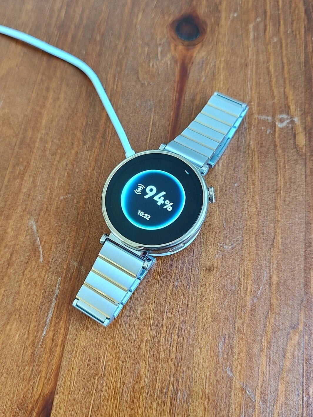 Hodinky je možné nabíjet skrze bezdrátovou magnetickou nabíječku...