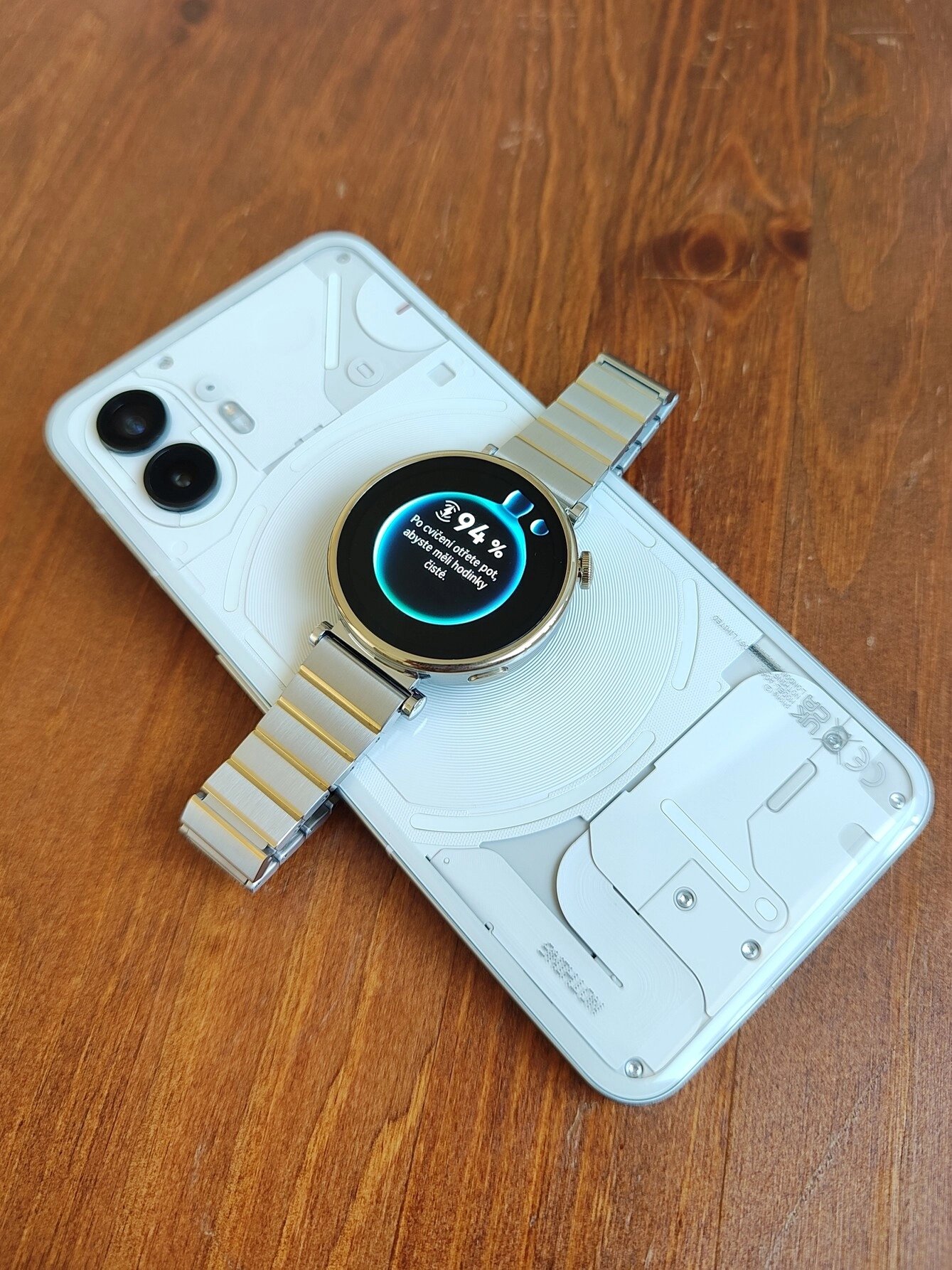 ...nebo například pomocí reverzního nabíjení smartphonu