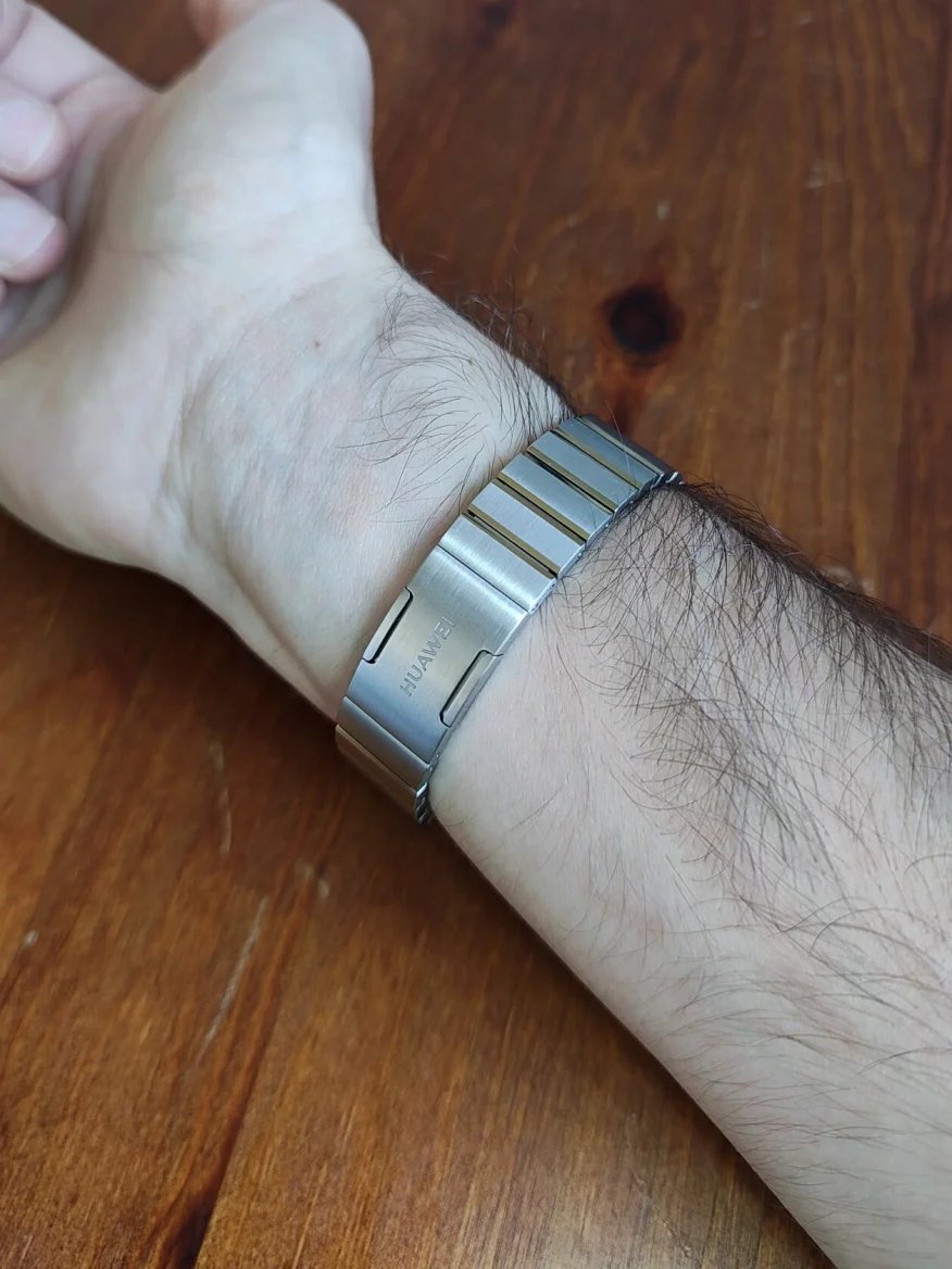 Jednou z dostupných variant je kovový řemínek s nepříliš šikovným zapínáním