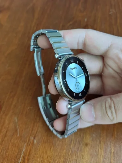 Jeden z modelů Huawei Watch GT 4 s kovovým řemínkem