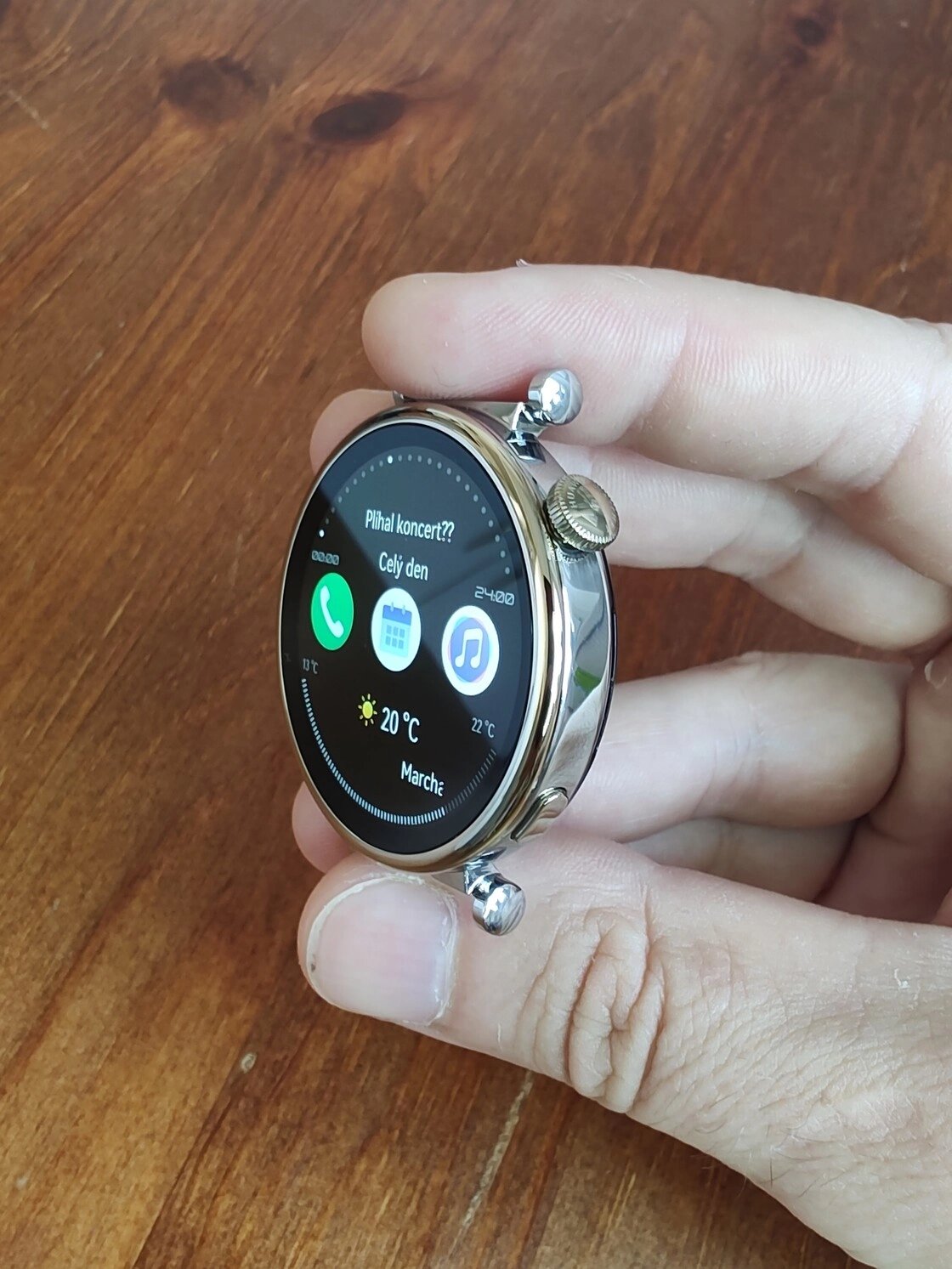 Detail na tělo kovových hodinek