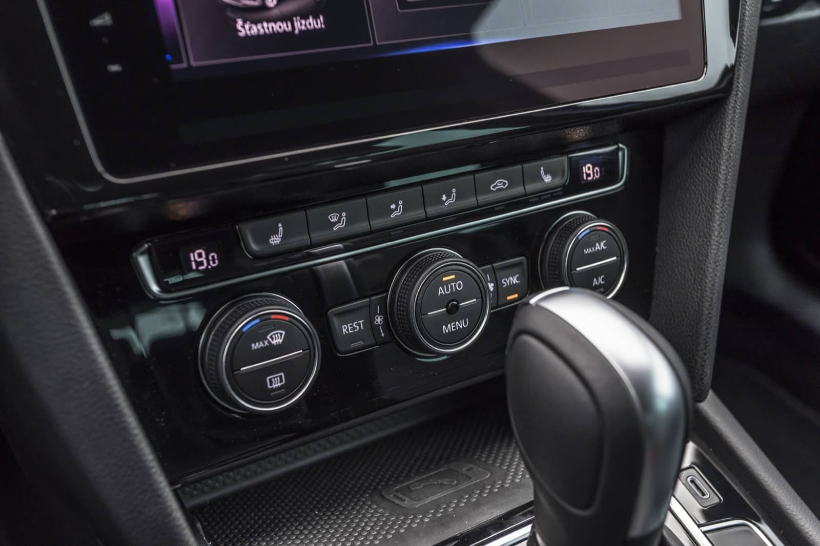 2019-11-Volkswagen-Passat-Variant-00027.jpg