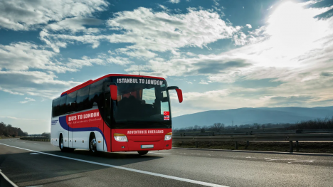 Náhledový obrázek - Dva měsíce v autobuse? Indická společnost plánuje rekordně dlouhý zájezd, během něhož lidé projedou velkou část Evropy