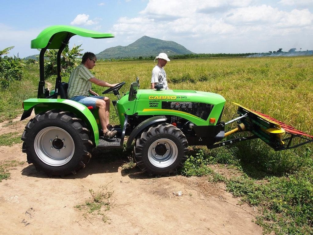 2014-03-c48deskc3bd-malotraktor-na-rc3bdc5beovc3a9m-poli-v-ghanc