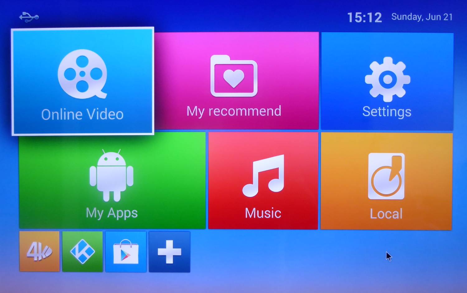 Domovská obrazovka hned po „instalaci“ boxu. Jak vypadá po přepnutí na češtinu je vidět dále v článku.