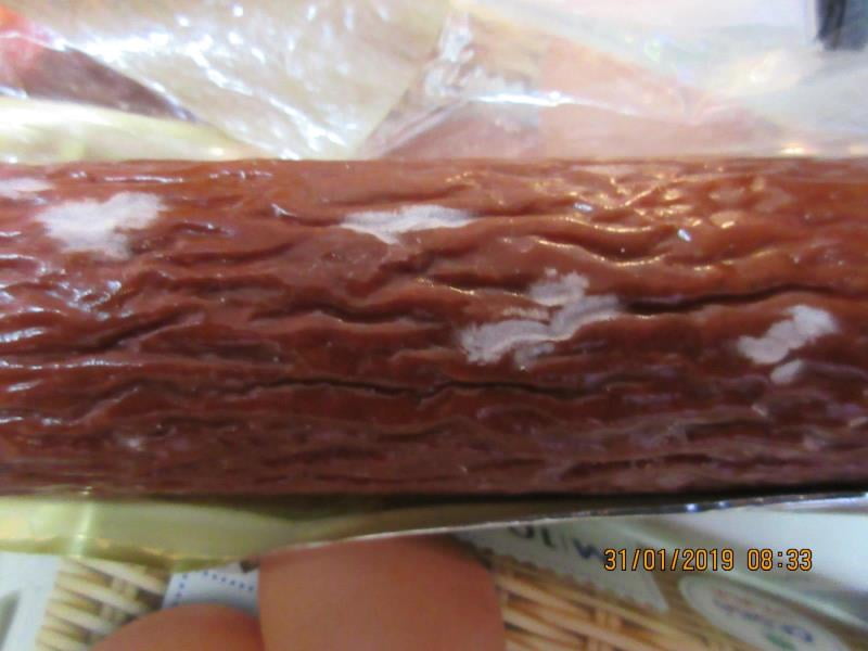 57 nálezů v kategorii nebezpečných potravin. Prodejna VAN NGUYEN LE, Dobruška, salám Vysočina. Na povrchu výrobku pod obalem byla u všech hodnocených balení zjištěna plíseň viditelná pouhým okem. Potravina neměla prošlé datum minimální trvanlivosti. Při kontrole nebyly zjištěny nevyhovující teploty skladování tohoto výrobku.