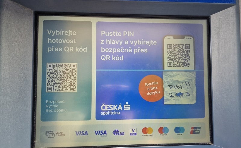Vkladomat České spořitelny se symbolem služby Vklad na kartu v levém dolním rohu.