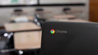 Chromebook Dell ve třídě. Elgin, Illinois – kolem roku 2019: Chromebook Dell ve třídě.