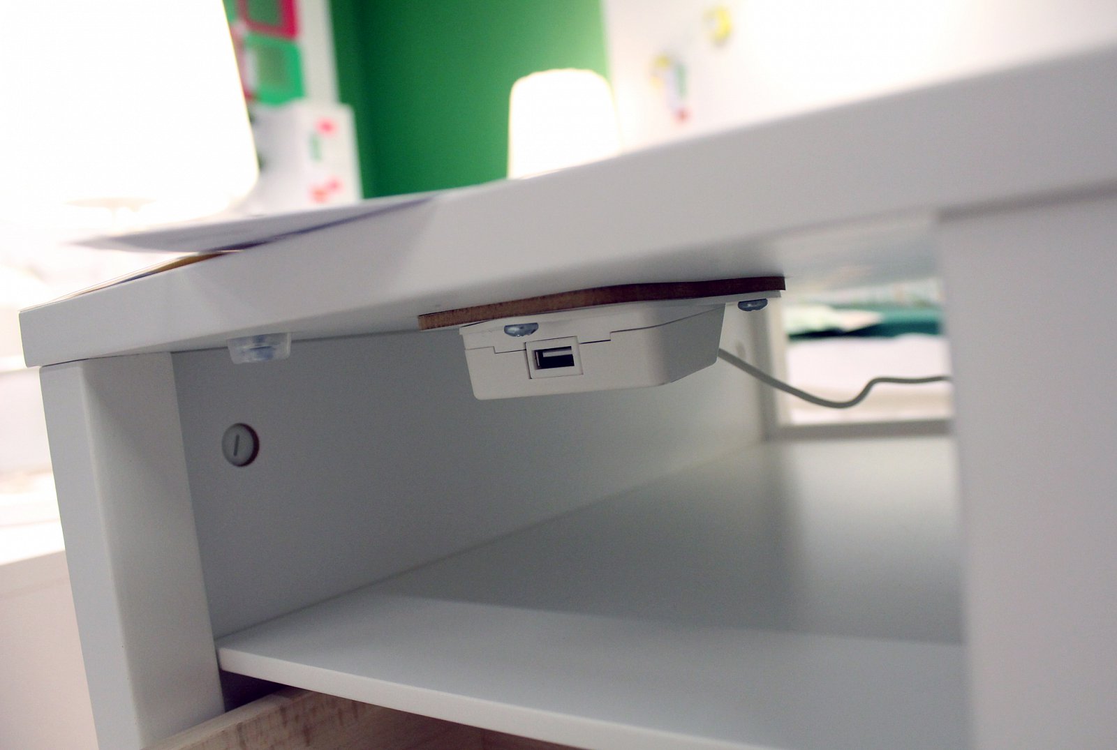 USB konektor se skrývá pod deskou.