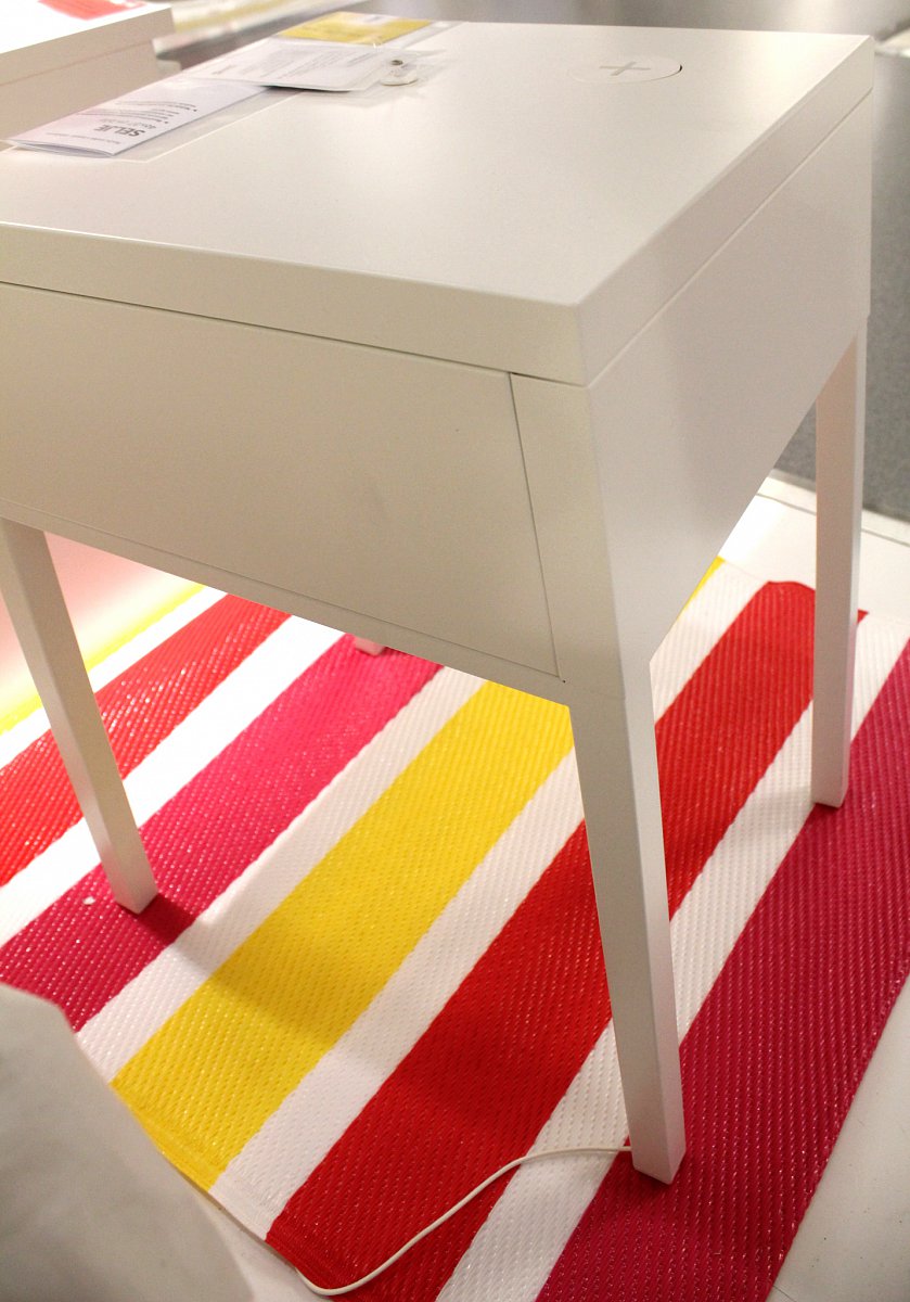 Napájecí kabel je vyveden nohou stolku.