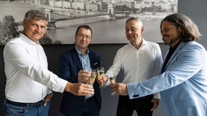 Zástupci společností Seyfor a Revolution Software si připíjejí na úspěšnou akvizici
