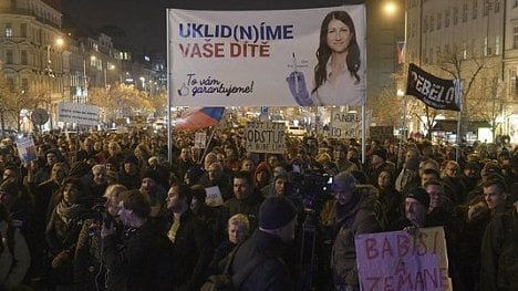 Náhledový obrázek - Na Václavském náměstí demonstrovaly tisíce lidí proti Babišovi. Vyzývaly ho k demisi