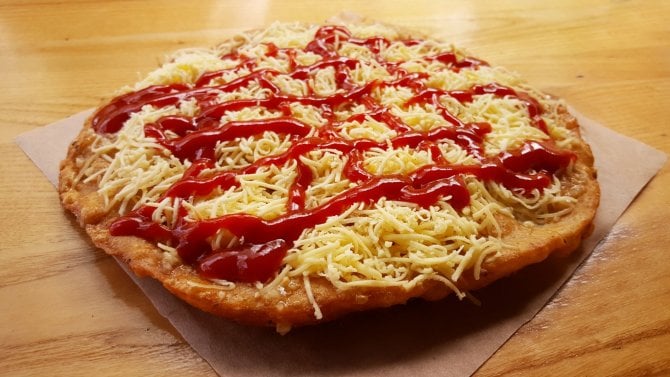 Langoš s kečupem a sýrem