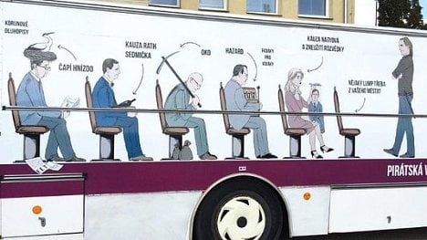 Náhledový obrázek - Advokáti Nečasové chtějí, aby její podoba zmizela z autobusu Pirátů