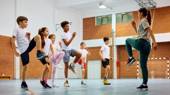 Děti se rozcvičují před tréninkem