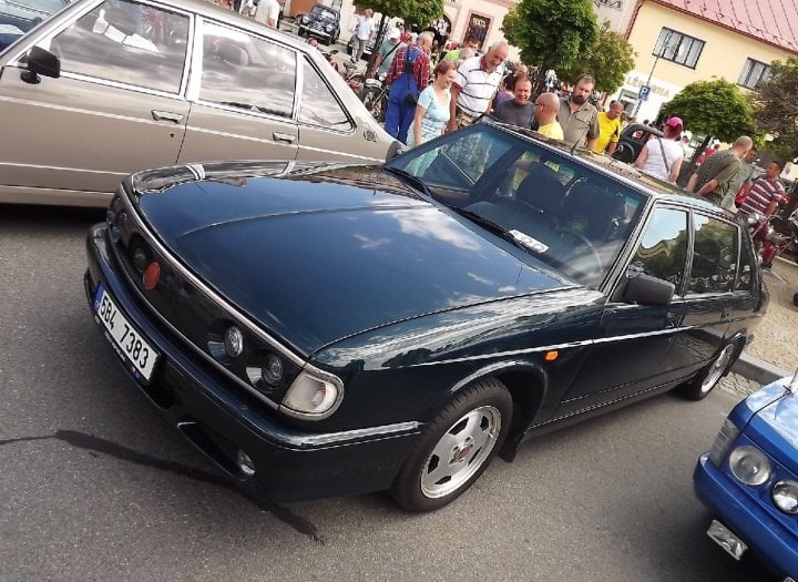 Tmavě modrý odstín a nízké přední čelo „sedmistovce“ sluší. Takhle se zúčastnila bystřického Memoriálu Františka Proseckého v roce 2014