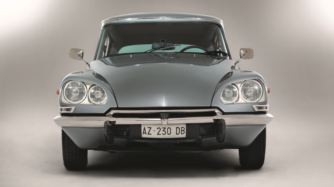 Citroën DS předběhl dobu. Uměl měnit světlou výšku a natáčet světla