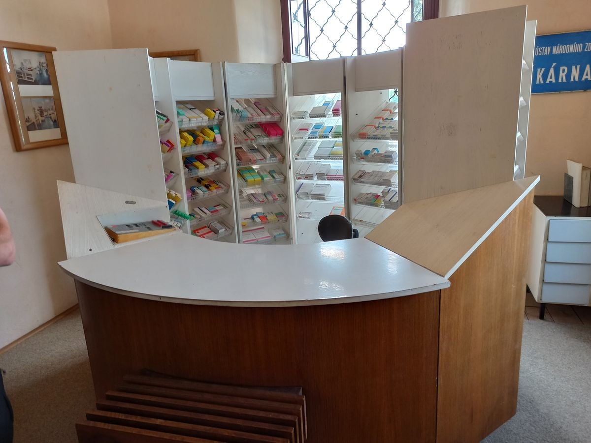 Lékárenský box z druhé poloviny 20. století