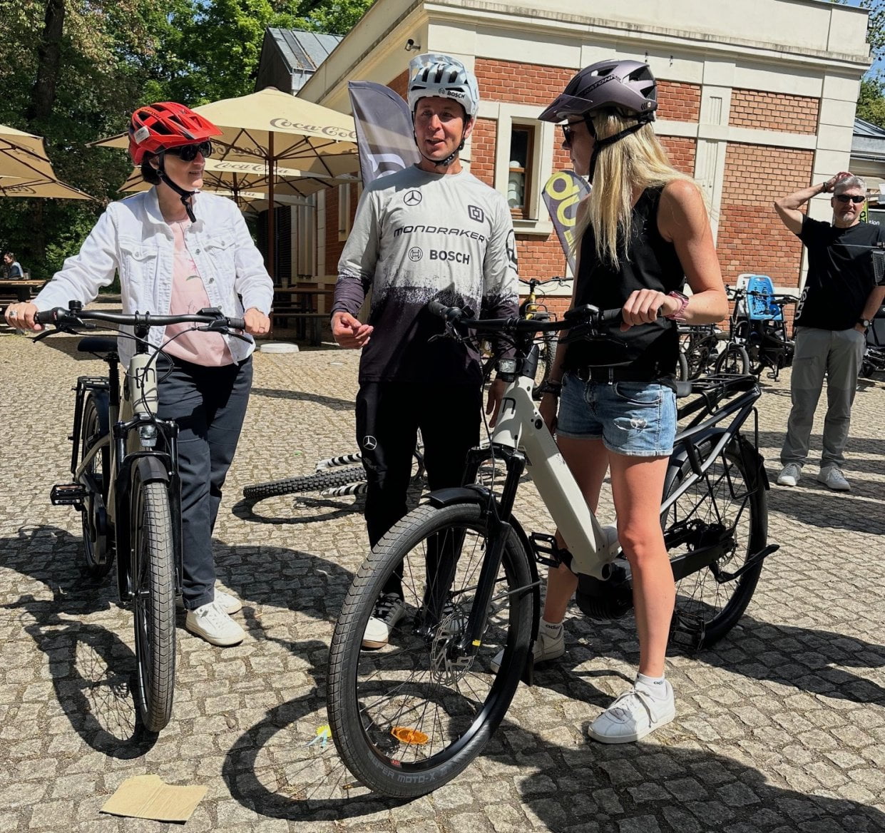 Redaktorka Vitalia.cz (vpravo) si jízdu na elektrokole vyzkoušela pod vedením profesionálního cyklisty Richarda Gasperottiho (uprostřed).