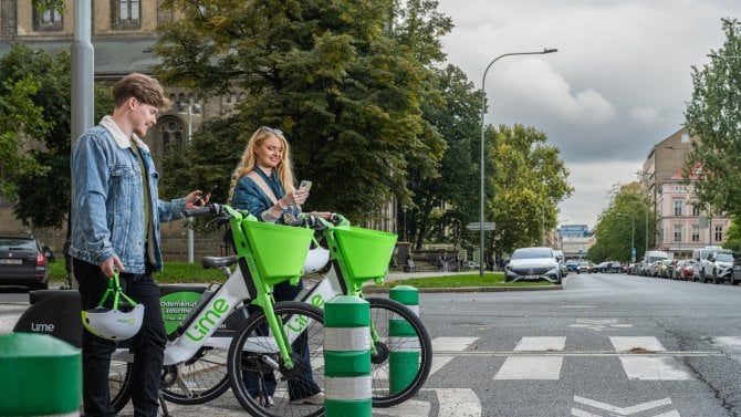 Aby kratší jízda stála jako „MHDéčko“. Lime v Praze výrazně zlevňuje, ze svých elektrokol chce udělat běžnou součást každodenní dopravy