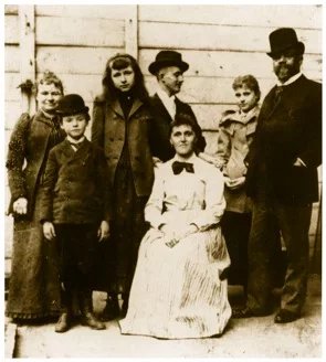 Dvořák s rodinou a přáteli v USA (1893): zleva manželka Anna, syn Antonín, Sadie Siebertová, Josef Jan Kovařík, matka Sadie Siebertové, dcera Otilie, Antonín Dvořák