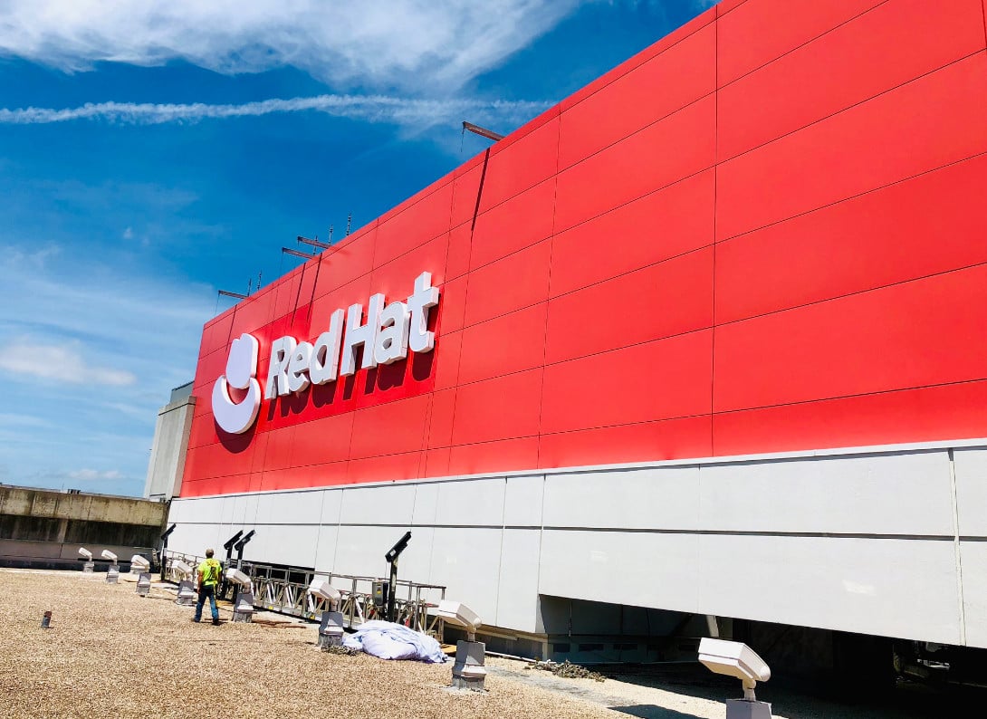 Převlékly se i budovy. Tahle má sice bílý klobouk na červeném pozadí, ale v noci to celé svítí červeně.