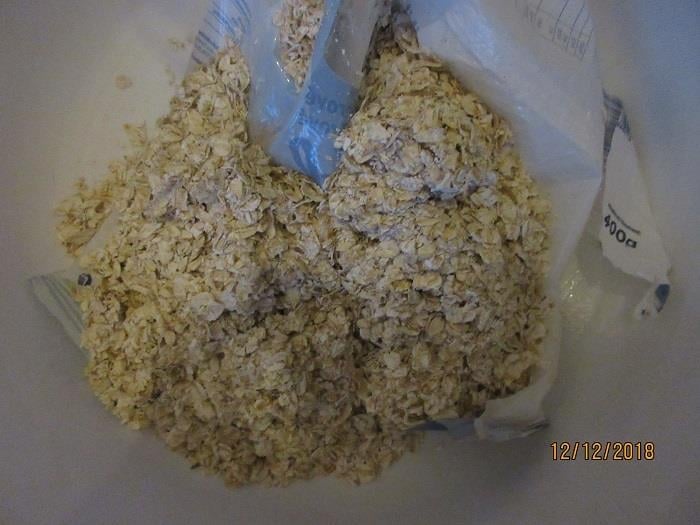 Nebezoečné potraviny - Van Long Nguyen, Potraviny, Bulovka, ovesné výběrové vločky, kroupy. Uvnitř výrobků byl zjištěn výskyt škůdců a stop po jejich činnosti. Obaly byly znečištěny a poškozeny činností škůdců - pavučinky, dírky. Výskyt mrtvých škůdců byl zjištěn i na provozovně - na regálech, kde byly nabízeny balené potraviny.