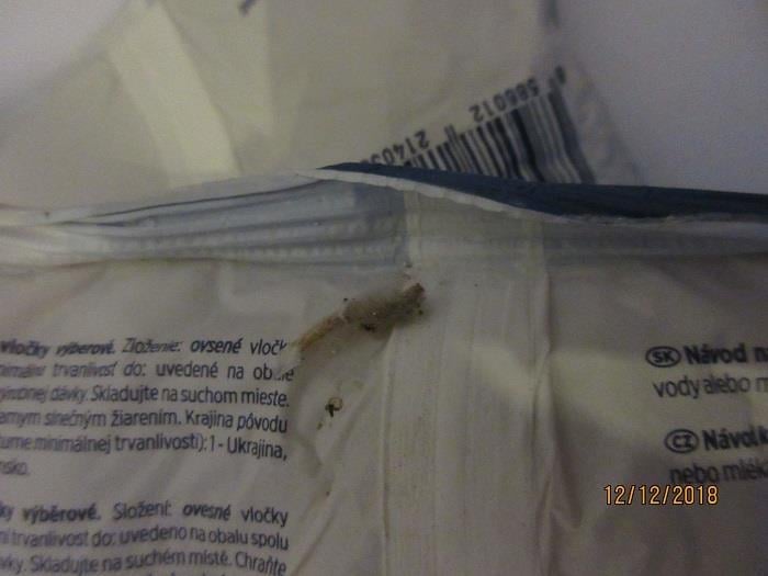 Nebezoečné potraviny - Van Long Nguyen, Potraviny, Bulovka, ovesné výběrové vločky, kroupy. Uvnitř výrobků byl zjištěn výskyt škůdců a stop po jejich činnosti. Obaly byly znečištěny a poškozeny činností škůdců - pavučinky, dírky. Výskyt mrtvých škůdců byl zjištěn i na provozovně - na regálech, kde byly nabízeny balené potraviny.