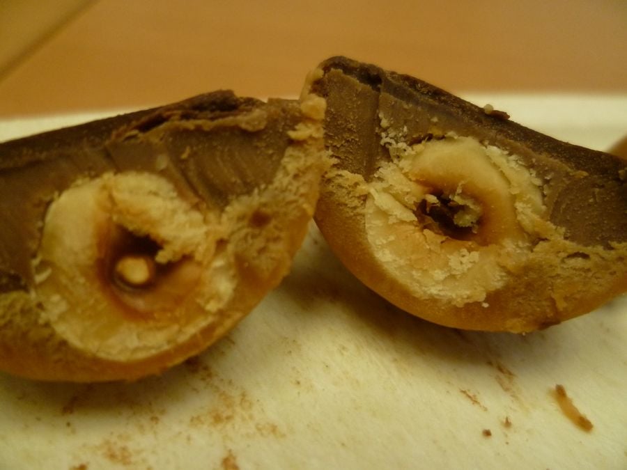 TOFFIFEE CELÉ JADRO LIESKOVÉHO ORIEŠKA (10 %) V KARAMELI (41 %) S NUGÁTOVÝM KRÉMOM (37 %) A ČOKOLÁDOU (12 %) / TOFFIFEE
