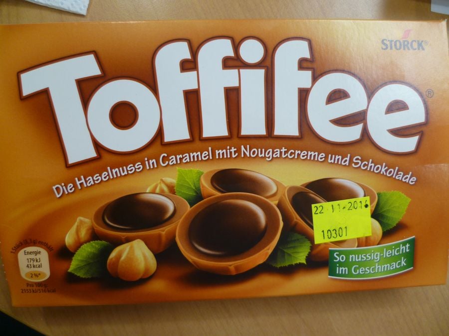 TOFFIFEE CELÉ JADRO LIESKOVÉHO ORIEŠKA (10 %) V KARAMELI (41 %) S NUGÁTOVÝM KRÉMOM (37 %) A ČOKOLÁDOU (12 %) / TOFFIFEE