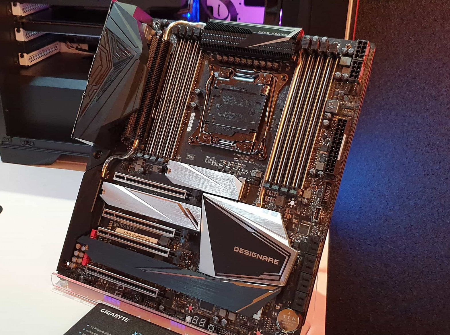 Desky platformy Intel X499 (X299G) od Gigabyte na Computexu 2019 (Zdroj: WCCFtech)