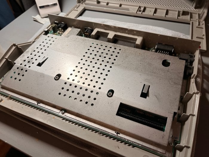 Autor: Michal Tauchman, podle licence: <a href="http://creativecommons.org/licenses/by-sa/4.0/deed.en">CC BY-SA 4.0</a> Počítač bez krytu a s odpojenou klávesnicí.