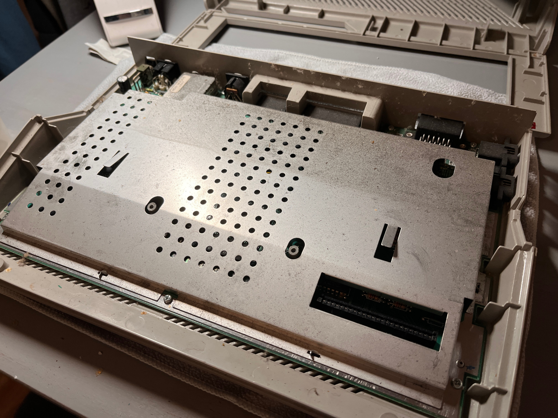 Počítač bez krytu a s odpojenou klávesnicí.