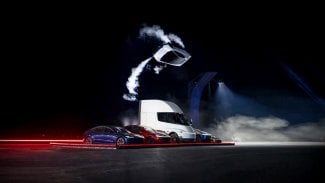 Náhledový obrázek - „Teda, to muselo dát příšernou práci. A přitom taková blbost, co?“ Tesla Roadster není nic jiného než další marketingová zbytečnost