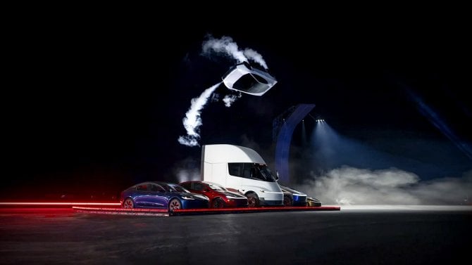 „Teda, to muselo dát příšernou práci. A přitom taková blbost, co?“ Tesla Roadster není nic jiného než další marketingová zbytečnost