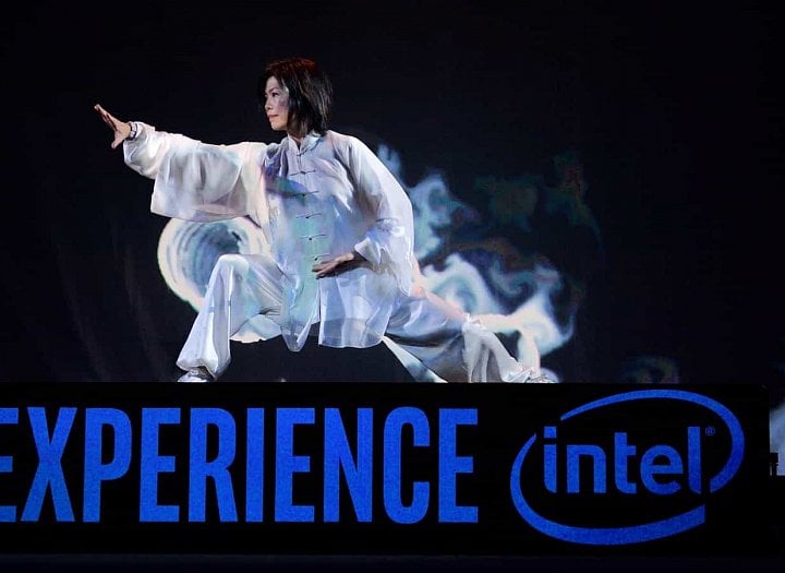 Autor: Intel Intel měl vždy hodně kvalitní vizuál svých materiálů a prezentace. Teď možná místo něj bude generický AI slop...