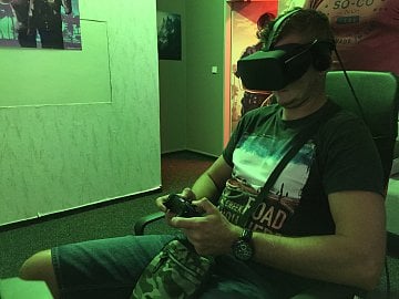 Oculus Rift a ovládání přes ovladač od Xboxu.