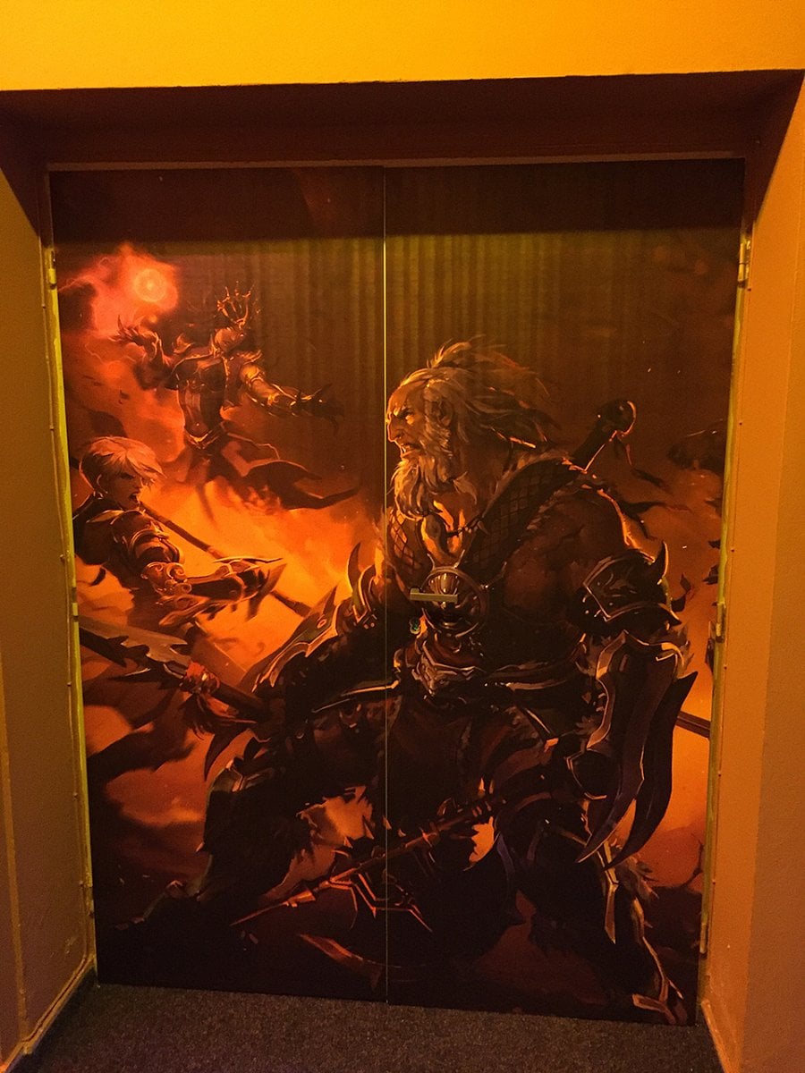 V herně je všude výzdoba s motivy her.