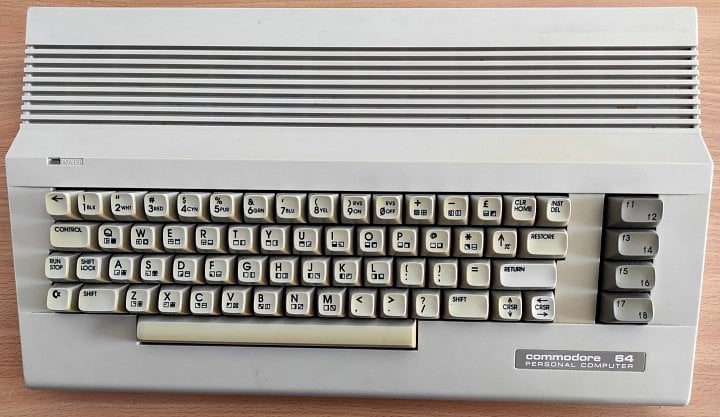 Takto vypadala C64 hned po doručení z Rumunska.