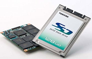 <p>Klasický vzhled SSD disku i s pohledem pod kapotu</p>
