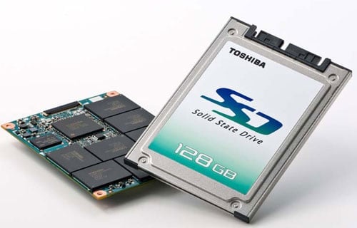 <p>Klasický vzhled SSD disku i s pohledem pod kapotu</p>