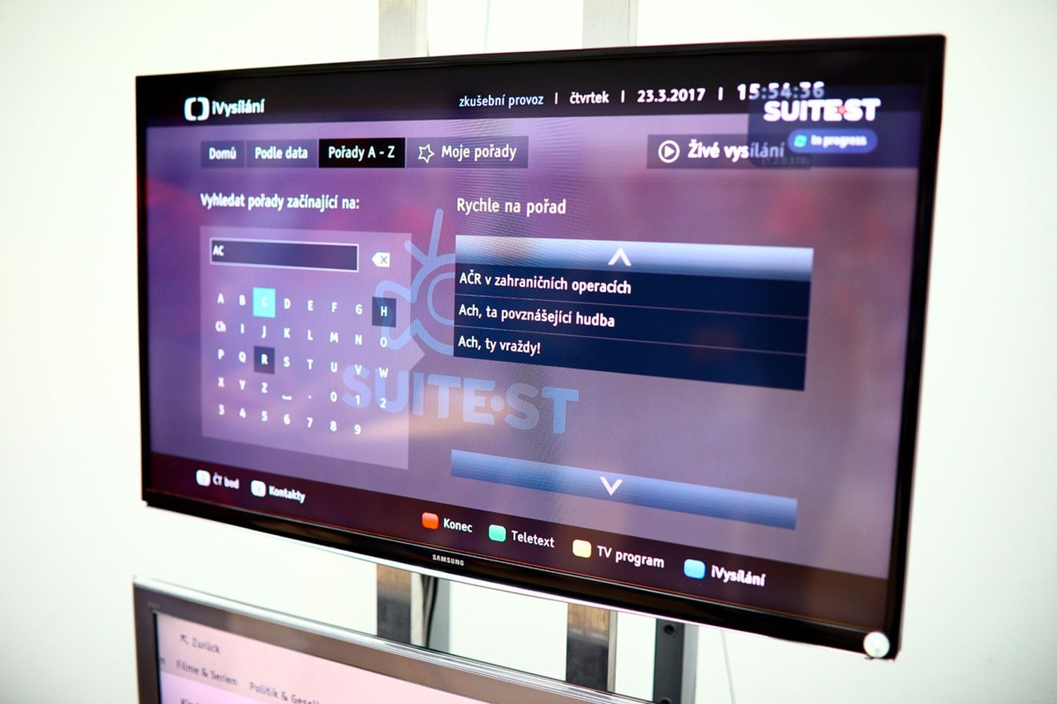 Povšimněte si infra čidla vpravo dole. Vysílá signály à la dálkový ovladač.