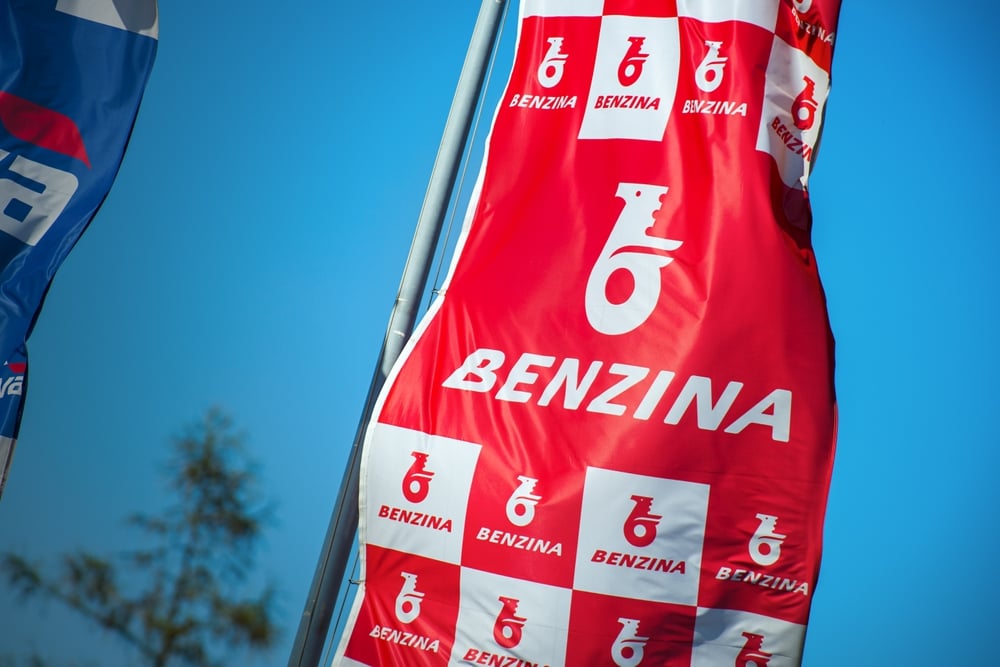 Plachta s logem Benzina