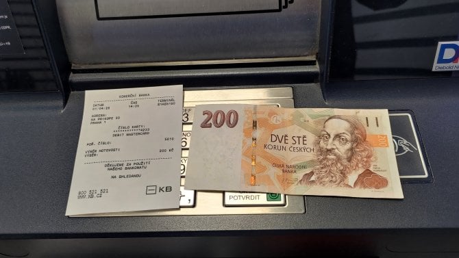 Ilustrační fotografie. Výběr hotovosti z bankomatu Komerční banky. (01. 04. 2026)