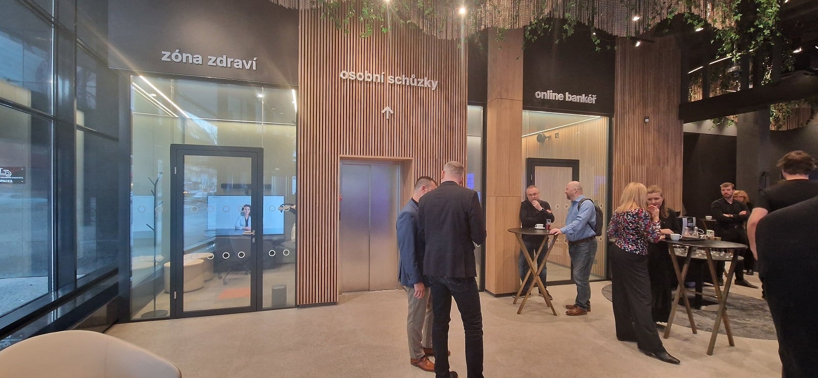 Moderní vzhled interiéru bankovní pobočky.