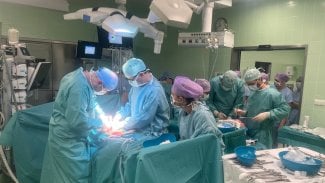 Lékaři na sále při odběru orgánů zemřelému dárci