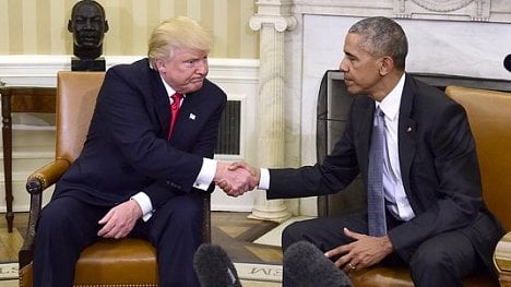 Náhledový obrázek - Trump se dal do práce: sešel se s Obamou, pozval Mayovou