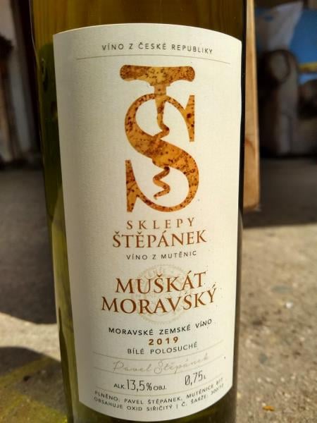 Muškát moravský: víno bylo falšováno nepovoleným přídavkem 47 % vody. Dále bylo zjištěno nadlimitní množství ethanolu z přidaného cukru. Výrobce: Pavel Štěpánek, Mutěnice
