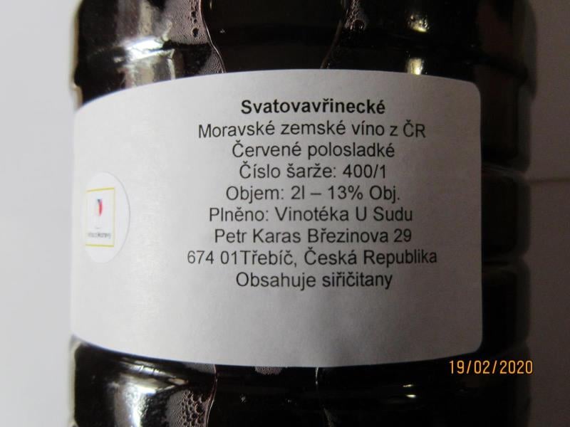V chuti a vůni vína byly patrné nežádoucí těkavé látky. Nežádoucí těkavé látky - octovatění vína je choroba vína způsobená aerobními bakteriemi octového kvašení. Projevuje se ostrou octovou vůní a chutí. Místo kontroly: PETR KARAS "Vinotéka U Sudu", Třebíč