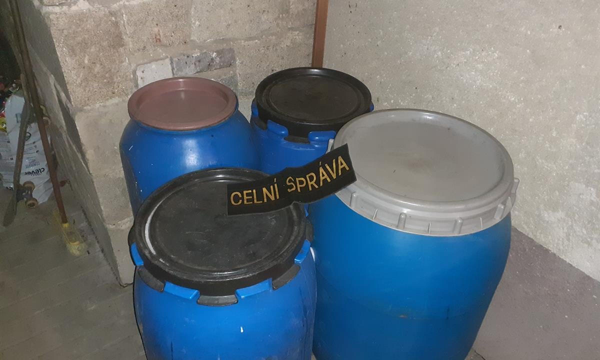 Na obrázku jsou vyobrazeny demižony postavené v místnosti